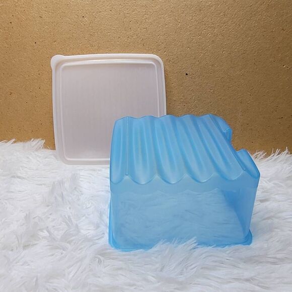 Tupperware Blue and White FridgeSmart Small 4.5 Cup Vent Container - Picture 4 of 8